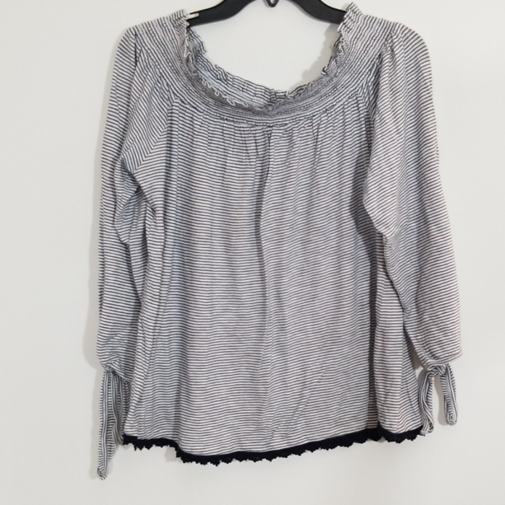 Crown & Ivy top size Large